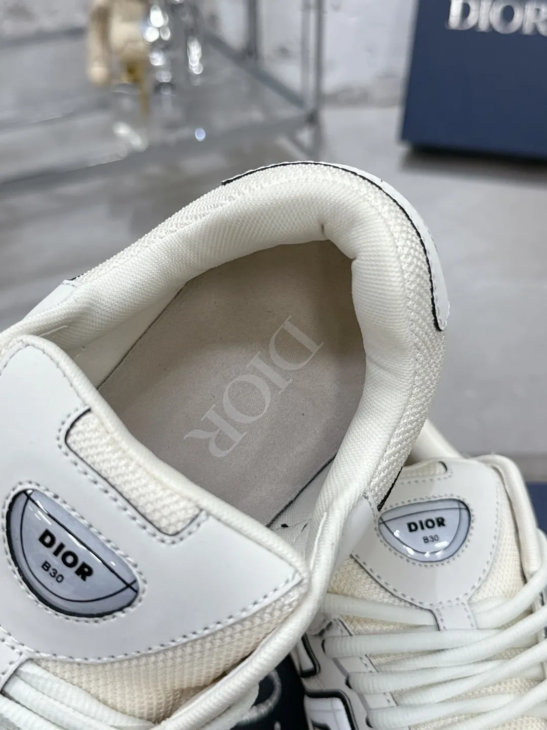 Men's men's shoes 💰600❤️❤️❤️High version Dior Dior's latest color matching B30 series reflective dad sneakers original 17380💰 purchased for development and production Brand new B30 sneakers Dad Shoes style shoes that follow the trend of the retro market The Dior logo on the tongue also indicates that this pair of shoes is the B30 model! B30 uses fine-textured leather and mesh cloth materials to form a shoe body. There are conspicuous letters CD on both sides of the shoe body to indicate identity. Many lines on the shoe body outline details to make the shoes look less monotonous and full of retro flavor. The delivery counter is exquisitely packaged🛍📦 ▪️Fabric: Original customized technical fabric + mesh ▪️Inner lining: Customized breathable lining ▪️Outsole: Original molded IP foam + TPU outsole ▪️Sole thickness: 3.5CM ▪️Size: Women’s size 35-40 / Men’s size 39-46